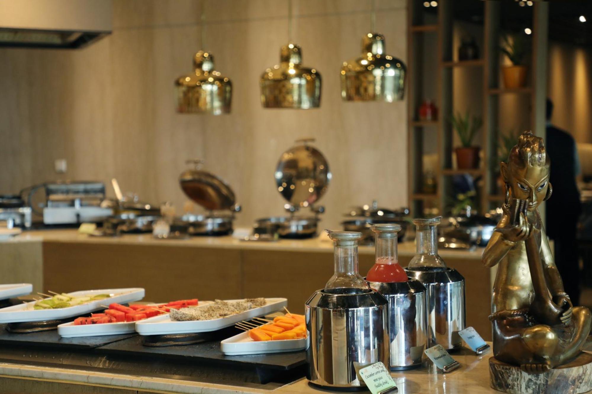 The Leela Ambience Convention Hotel Delhi Új-Delhi Kültér fotó A buffet at a hotel