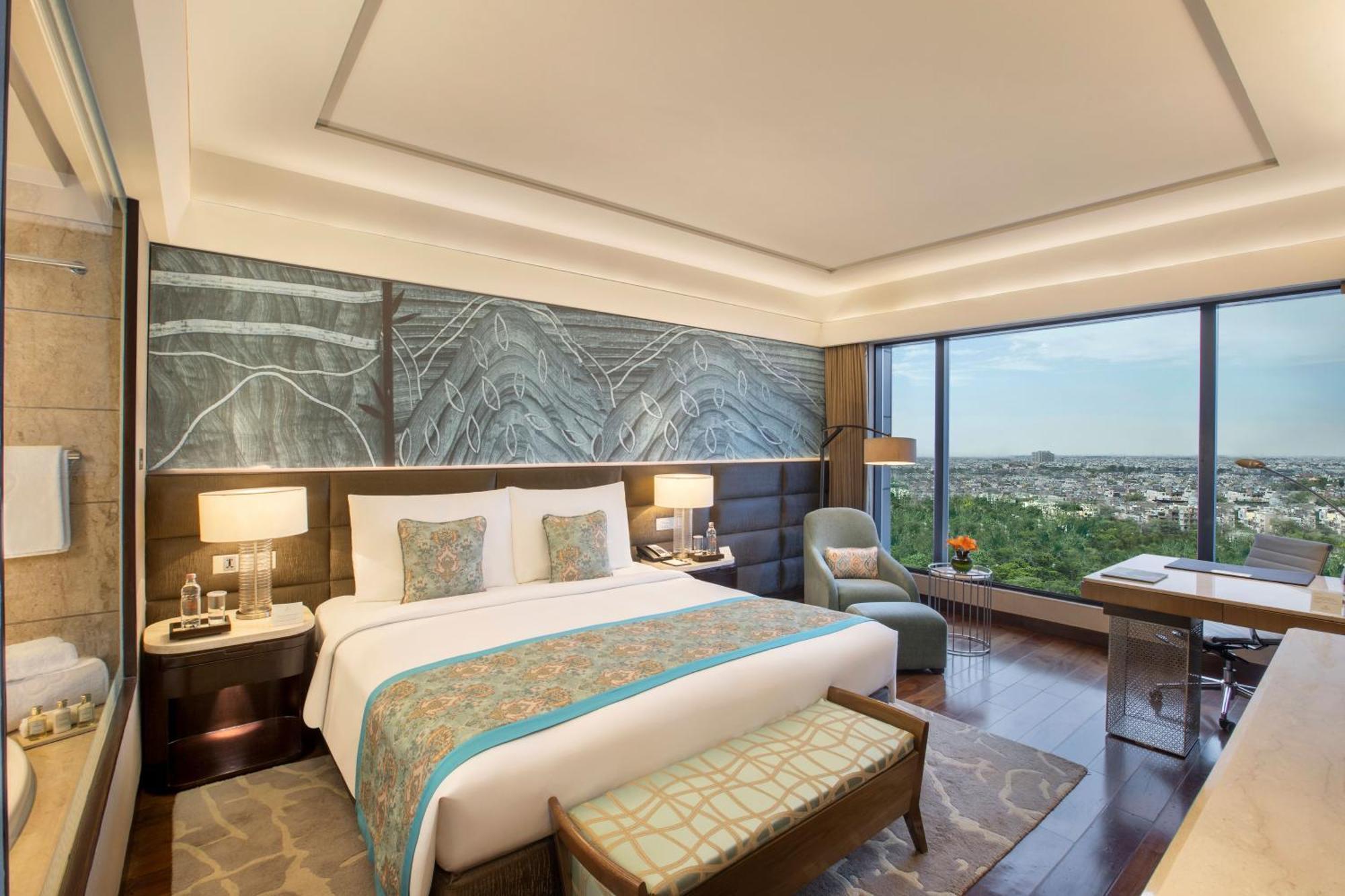 The Leela Ambience Convention Hotel Delhi Új-Delhi Kültér fotó A room at the Taj Mahal Palace