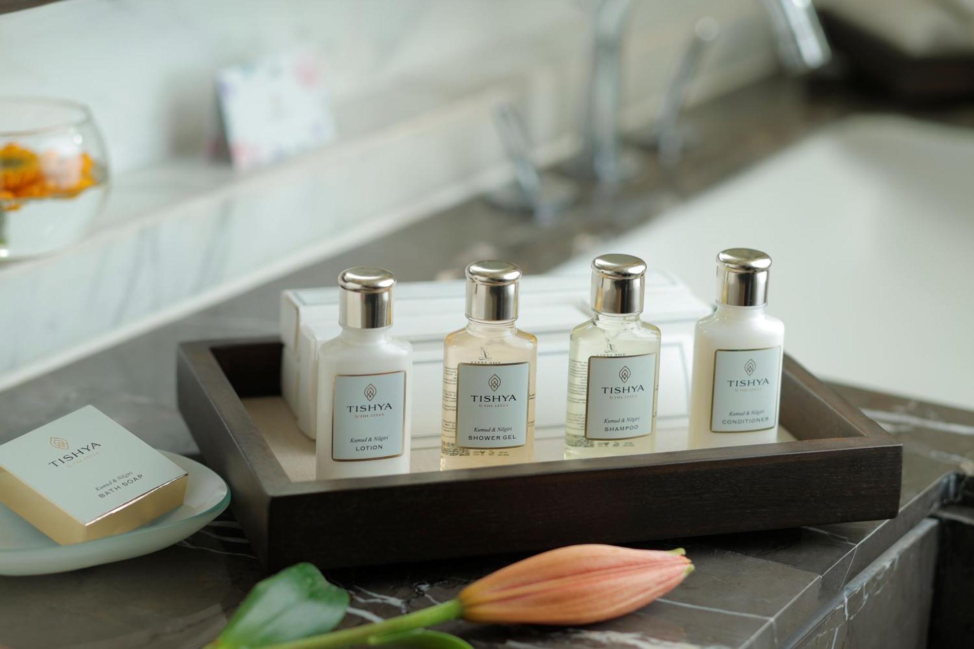 The Leela Ambience Convention Hotel Delhi Új-Delhi Kültér fotó A selection of toiletries by ESPA