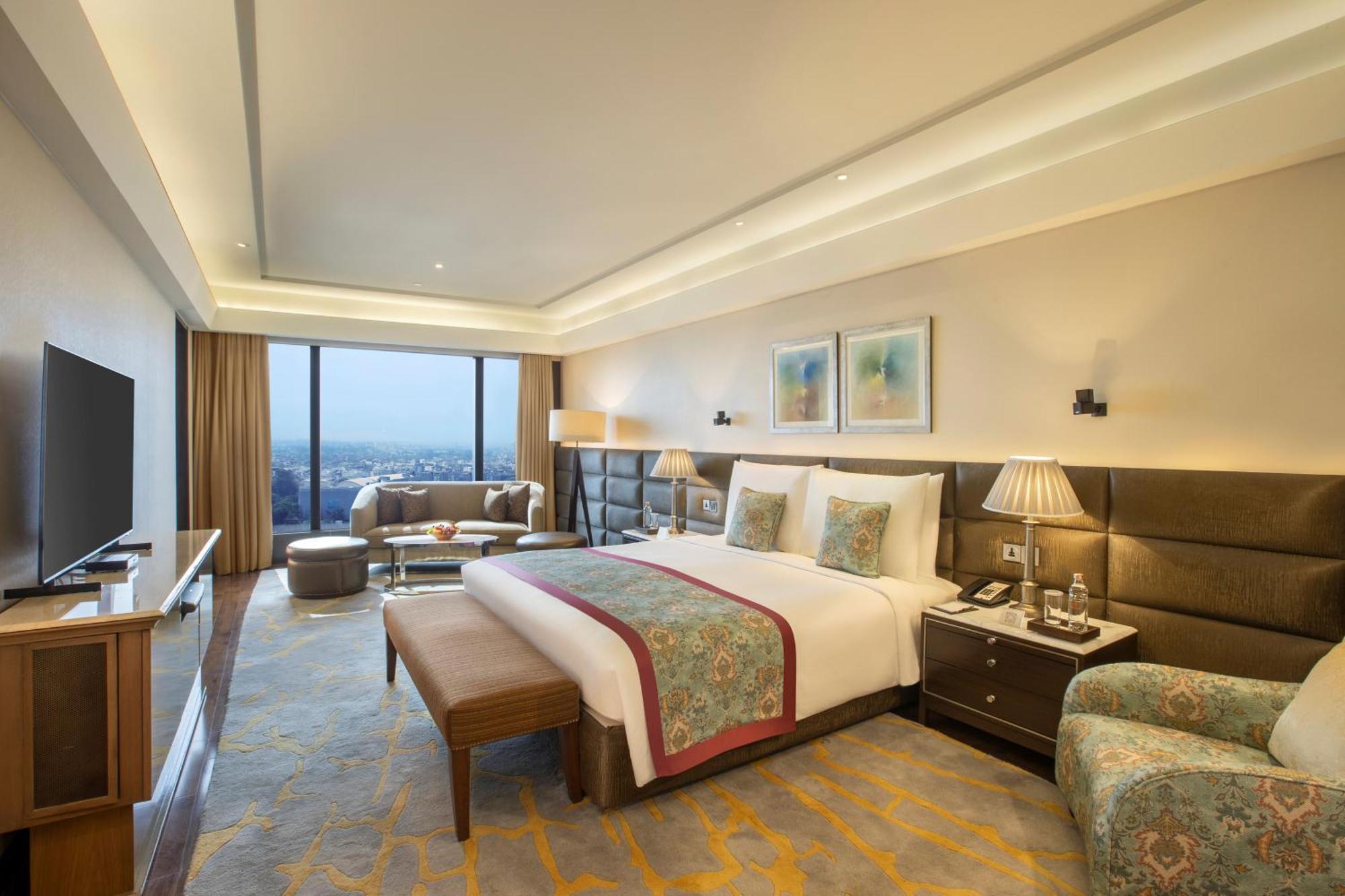 The Leela Ambience Convention Hotel Delhi Új-Delhi Kültér fotó A suite at the Taj Bengal