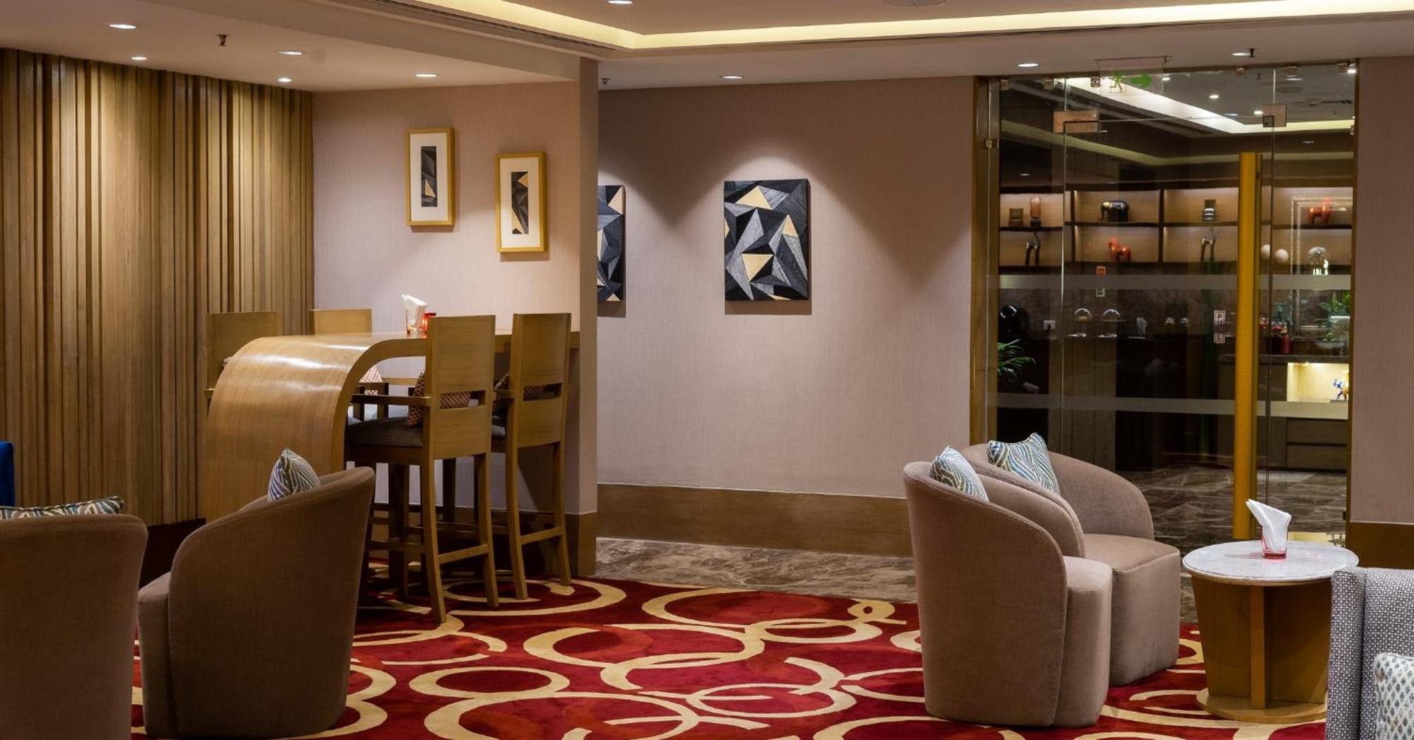 The Leela Ambience Convention Hotel Delhi Új-Delhi Kültér fotó The interior of the lounge