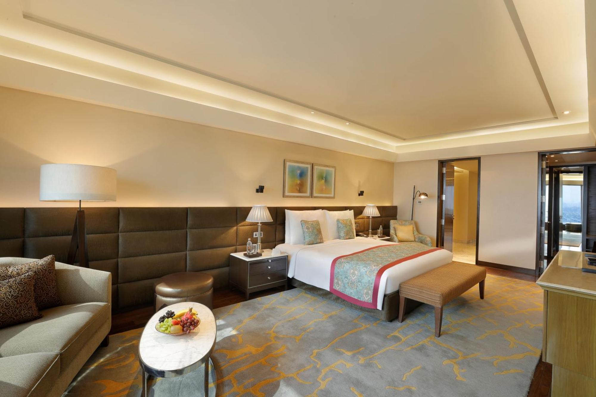 The Leela Ambience Convention Hotel Delhi Új-Delhi Kültér fotó A suite at the hotel