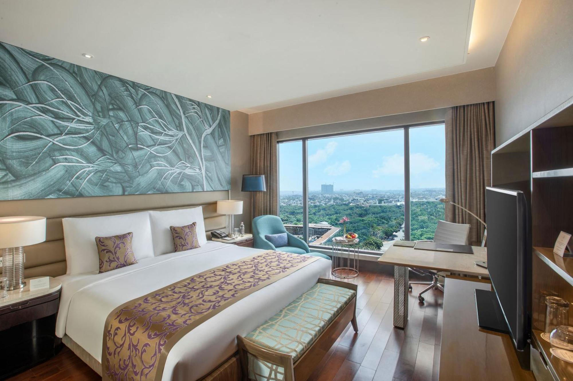 The Leela Ambience Convention Hotel Delhi Új-Delhi Kültér fotó Deluxe Room