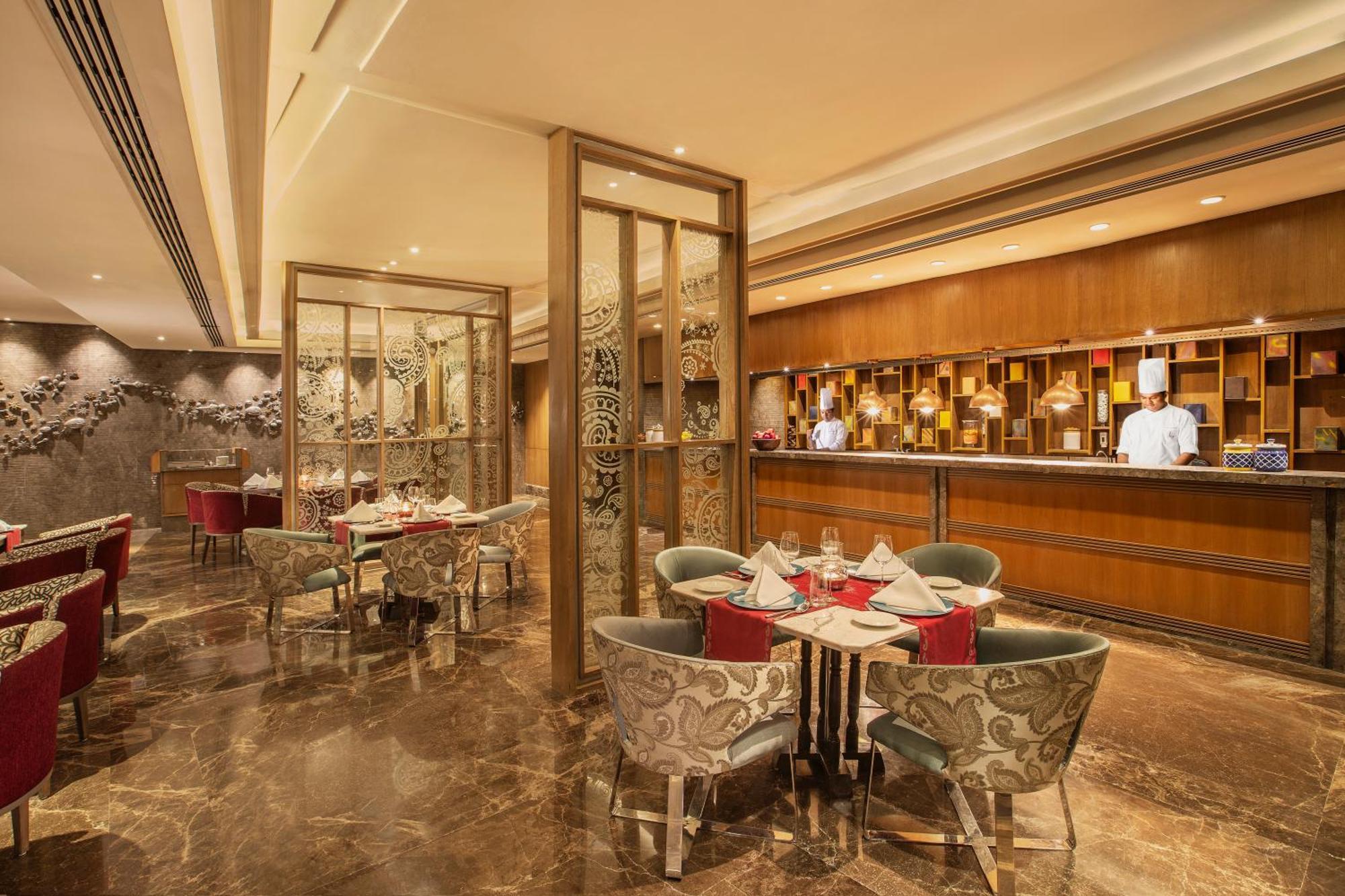 The Leela Ambience Convention Hotel Delhi Új-Delhi Kültér fotó The Bar