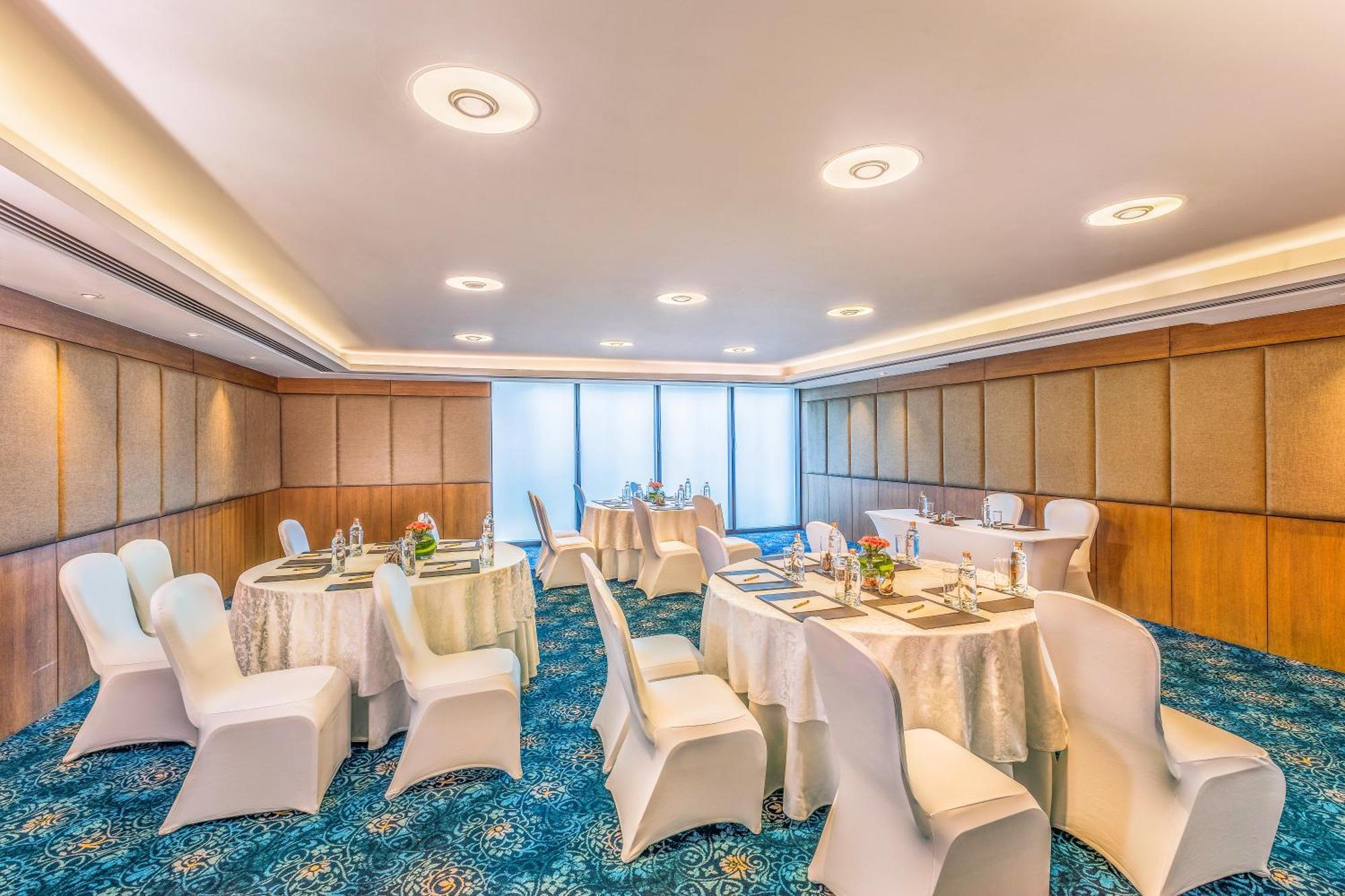 The Leela Ambience Convention Hotel Delhi Új-Delhi Kültér fotó Meeting room