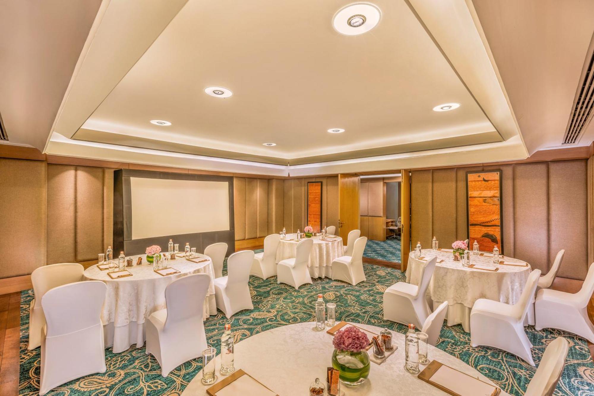 The Leela Ambience Convention Hotel Delhi Új-Delhi Kültér fotó The Royal