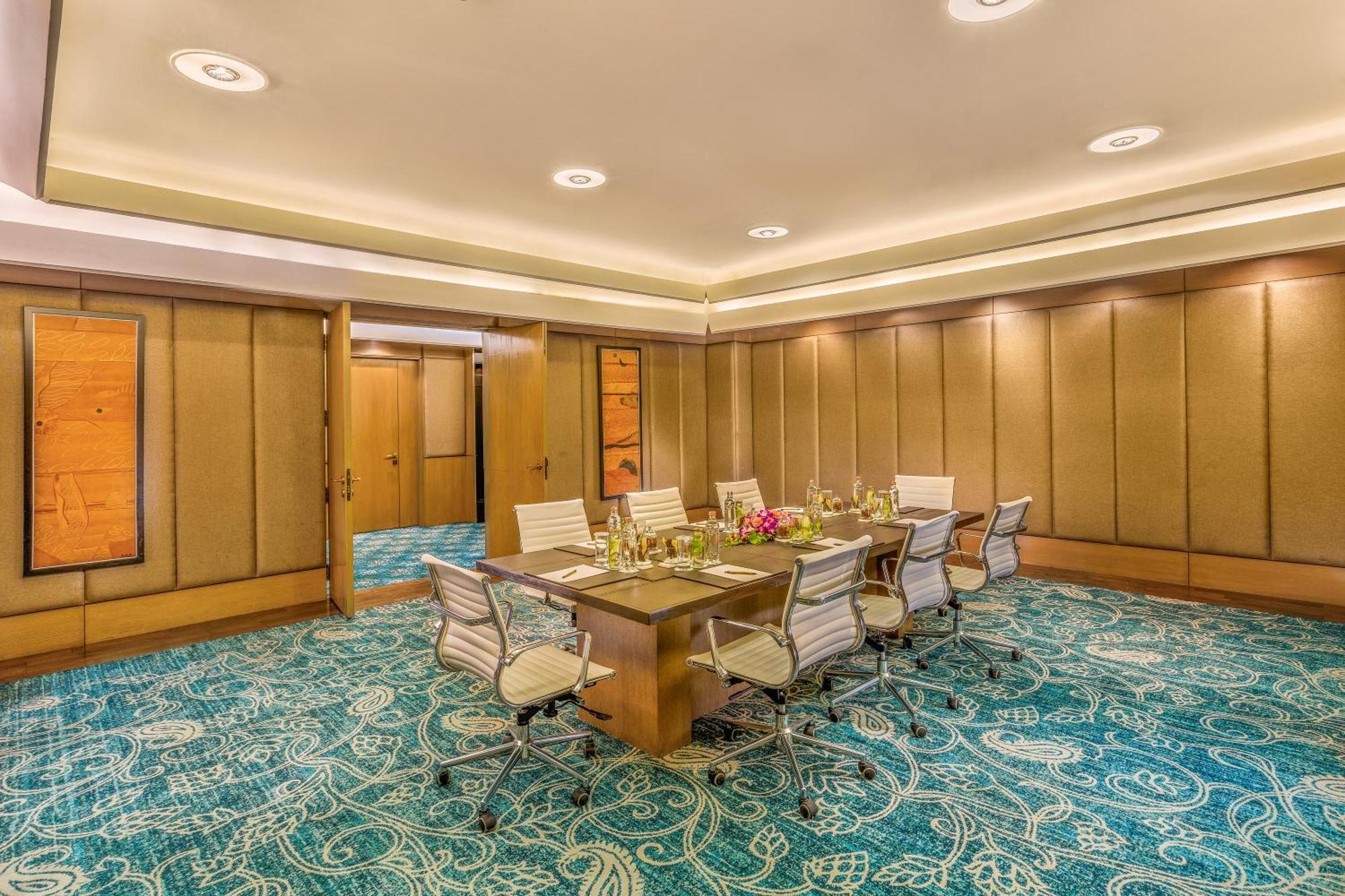 The Leela Ambience Convention Hotel Delhi Új-Delhi Kültér fotó Meeting room at the hotel