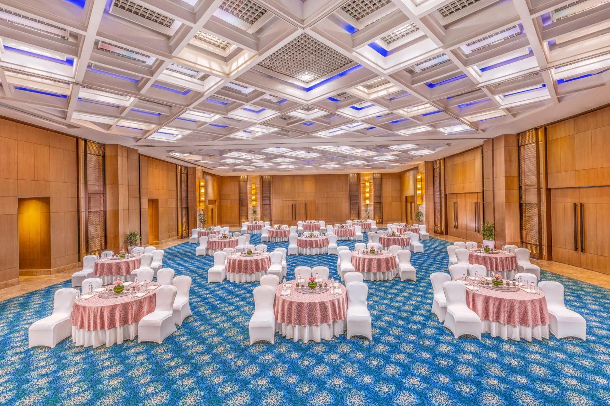 The Leela Ambience Convention Hotel Delhi Új-Delhi Kültér fotó The Grand Ballroom