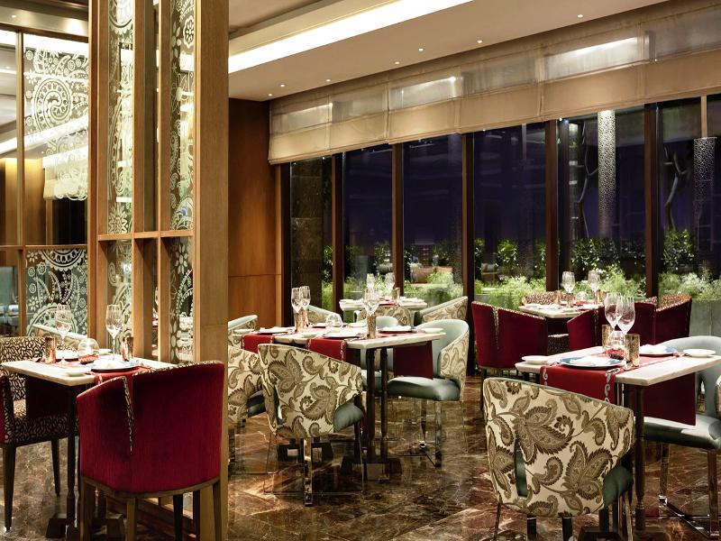 The Leela Ambience Convention Hotel Delhi Új-Delhi Kültér fotó The restaurant