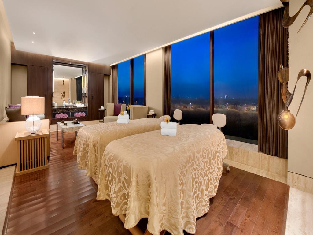 The Leela Ambience Convention Hotel Delhi Új-Delhi Kültér fotó The Spa at The Ritz-Carlton, Dubai
