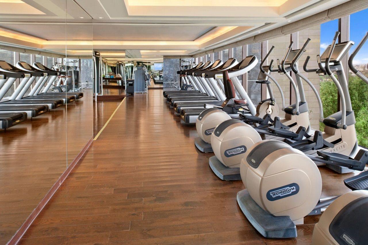 The Leela Ambience Convention Hotel Delhi Új-Delhi Kültér fotó The gym at the hotel