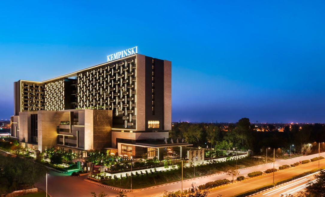 The Leela Ambience Convention Hotel Delhi Új-Delhi Kültér fotó The Kempinski Hotel, Islamabad