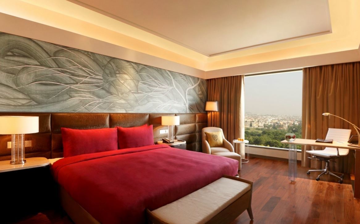 The Leela Ambience Convention Hotel Delhi Új-Delhi Kültér fotó A room at The Park, New Delhi