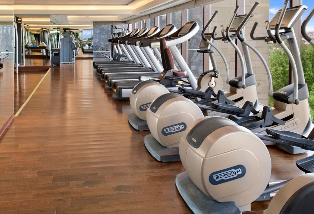 The Leela Ambience Convention Hotel Delhi Új-Delhi Kültér fotó The gym at the Westin