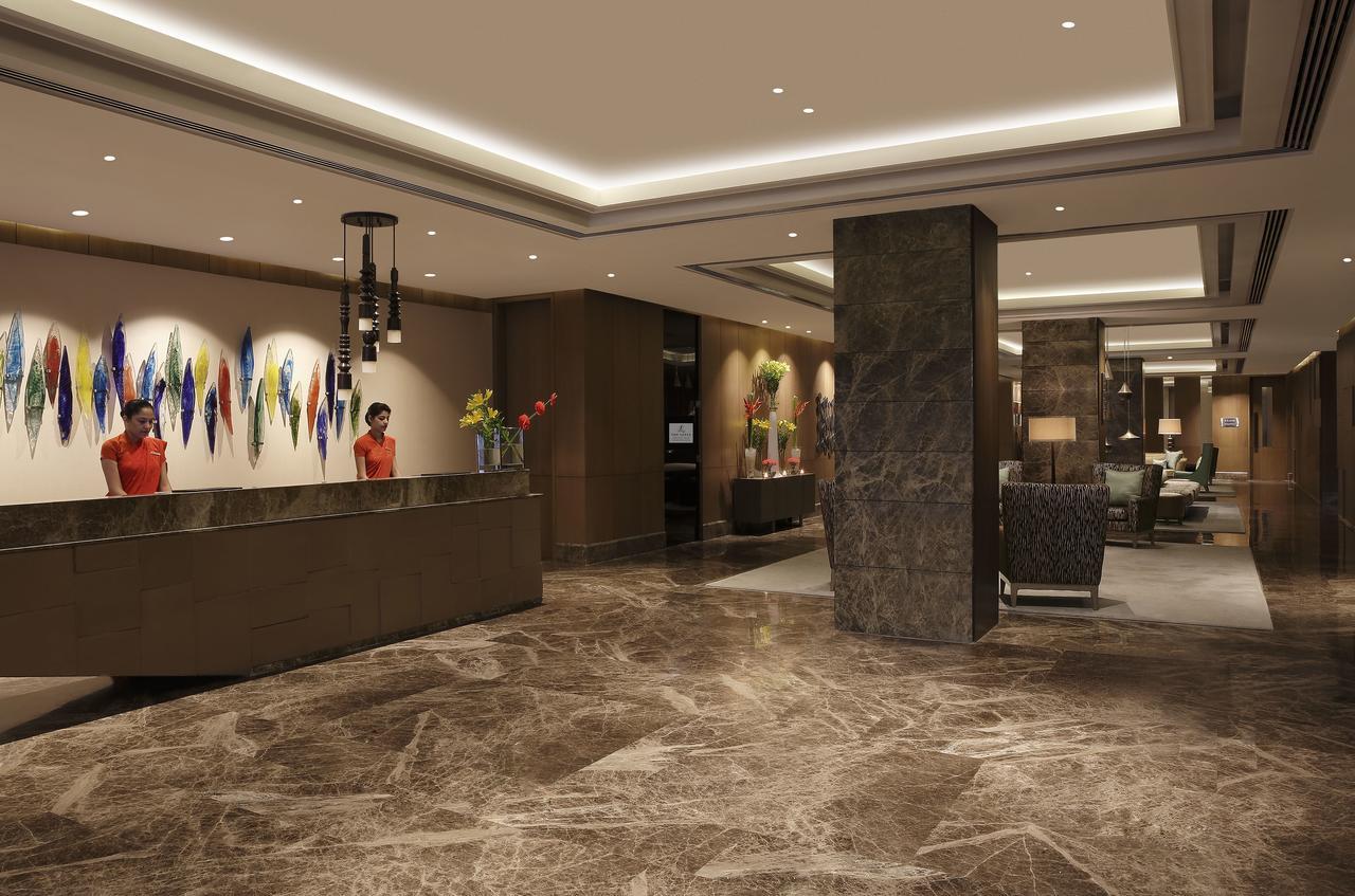 The Leela Ambience Convention Hotel Delhi Új-Delhi Kültér fotó The lobby of the hotel