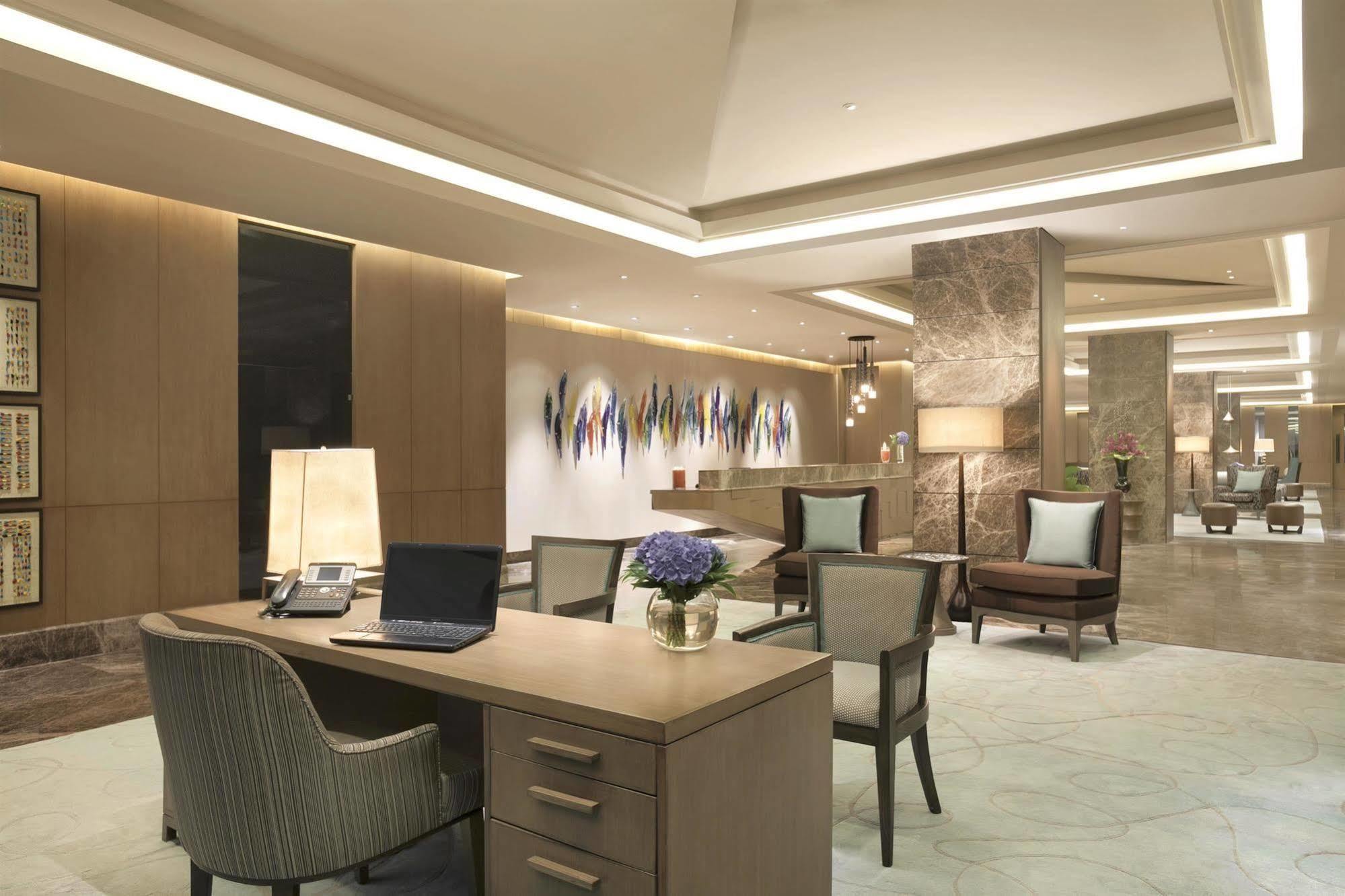 The Leela Ambience Convention Hotel Delhi Új-Delhi Kültér fotó The Concierge