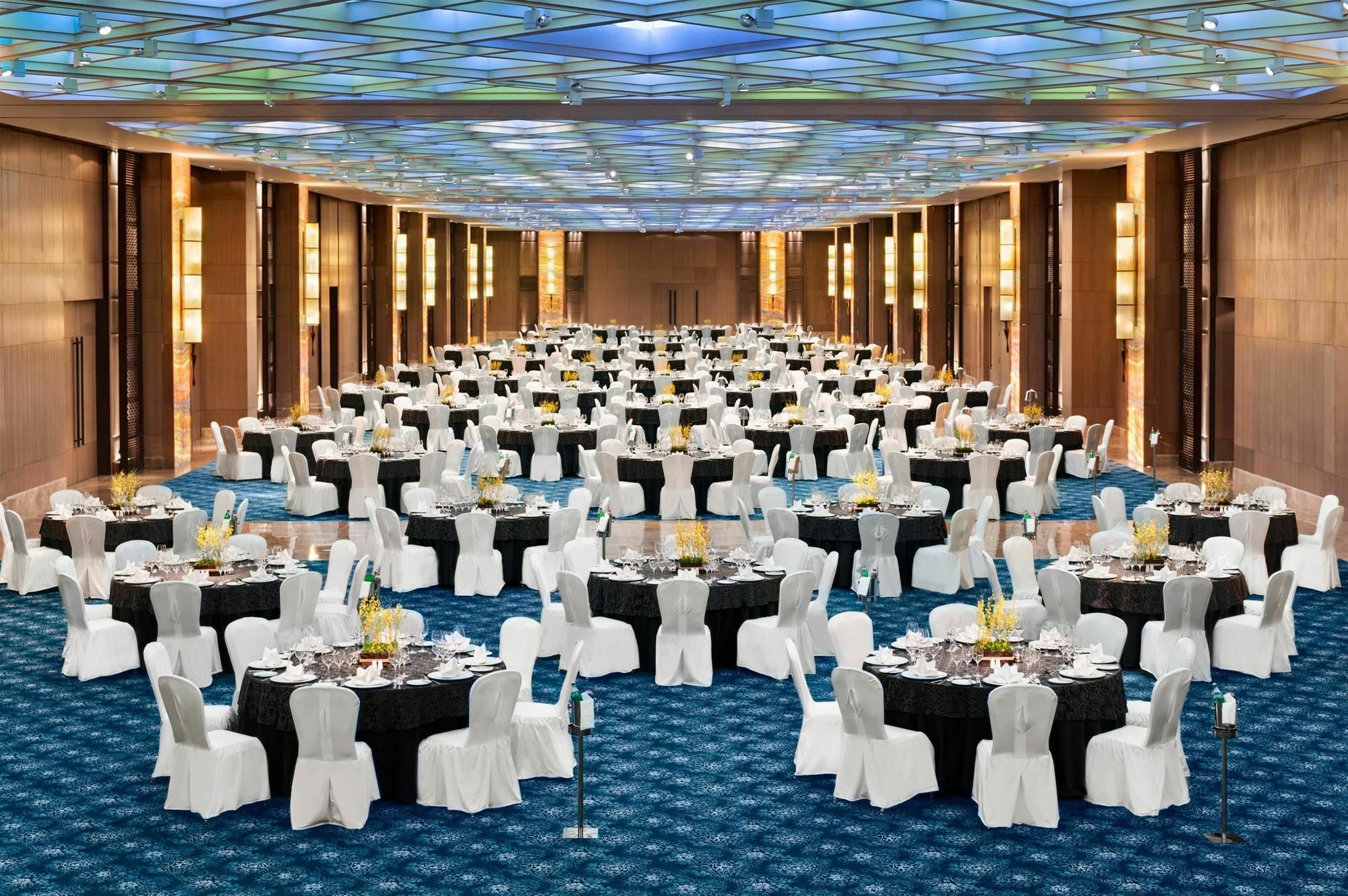 The Leela Ambience Convention Hotel Delhi Új-Delhi Kültér fotó The Grand Ballroom